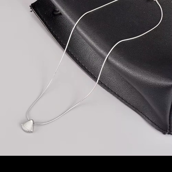 Jewelry - Elegant Silver Shell Pendant Necklace